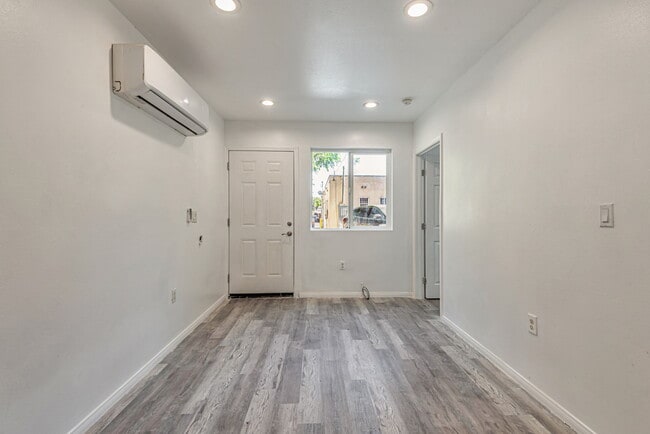 Building Photo - 849 W 43rd St