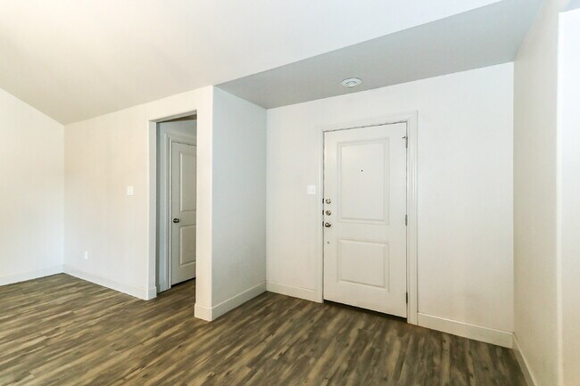 Building Photo - First full month's rent free/ "Experience ...