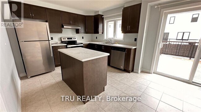 Photo du bâtiment - 1694 Maple Grove Rd