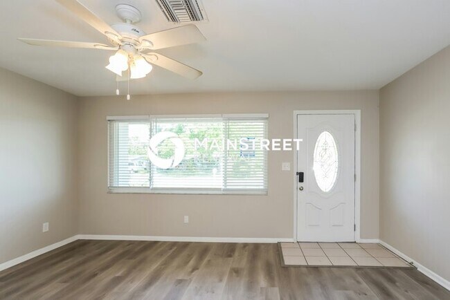 Building Photo - 4 Bedroom Pet-Friendly Home in SEMINOLE, F...