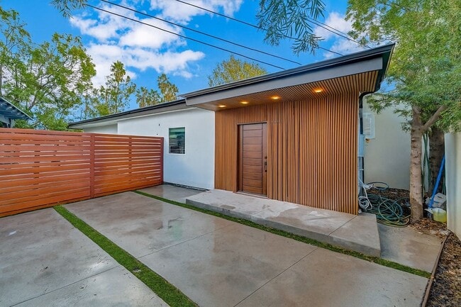 Foto del edificio - 22136 Gilmore St