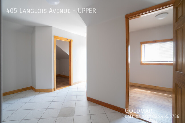 Photo du bâtiment - Cute 2 BD + Den 1 Bath Upper Duplex in the...