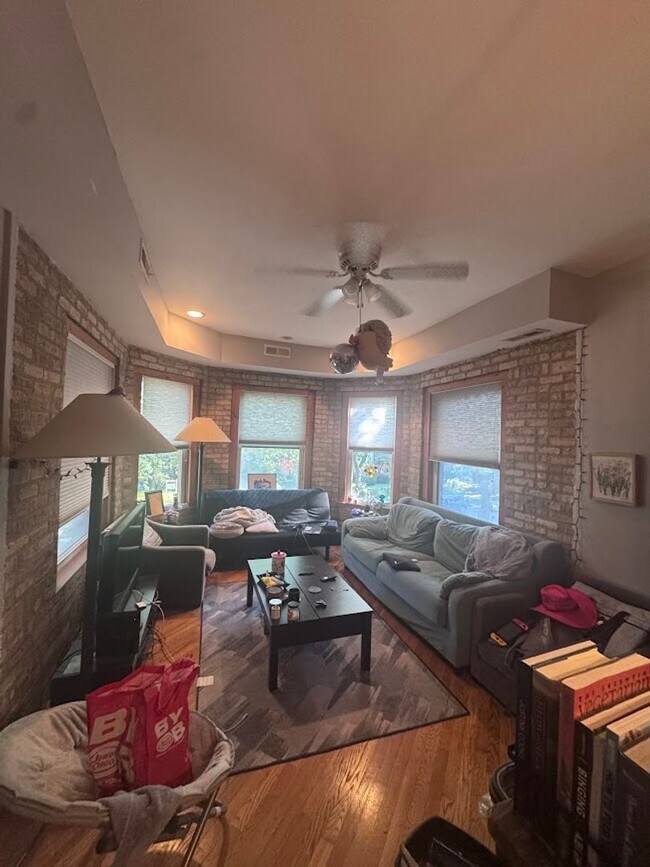 Building Photo - Available 9/1 - Bright 2-bed 2-Bath condo ...