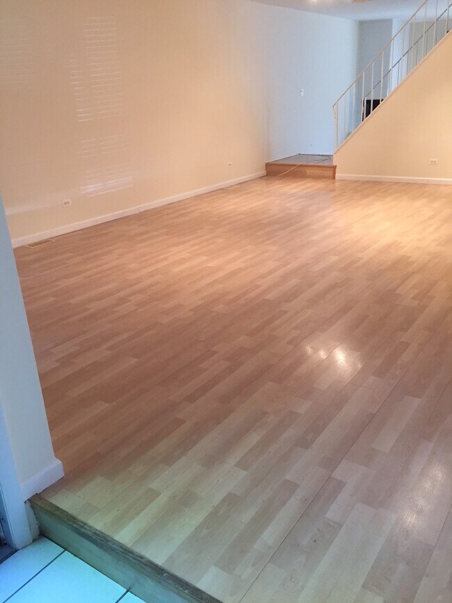 Building Photo - 443 Maple Dr