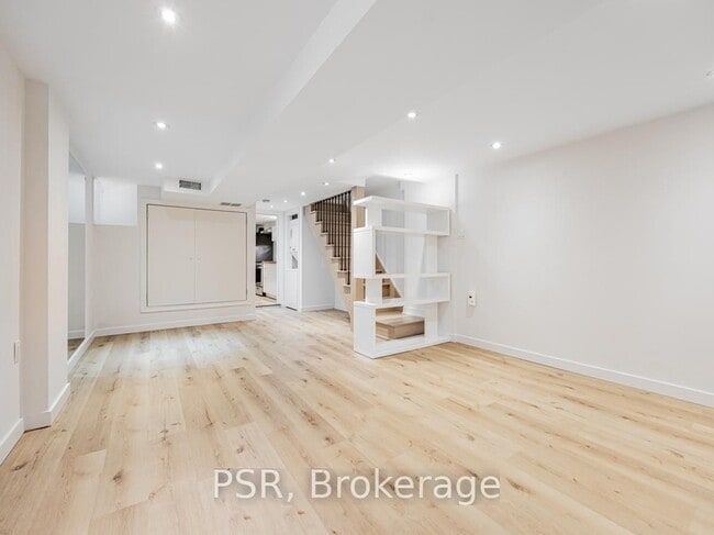 Photo du bâtiment - 371 Mcroberts Av