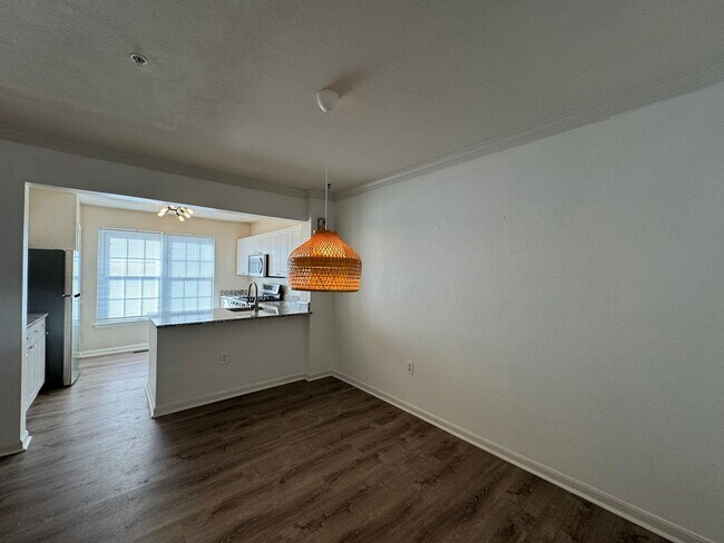 Foto del edificio - Spacious 3 Bed 3 Bath Condo With Balcony I...