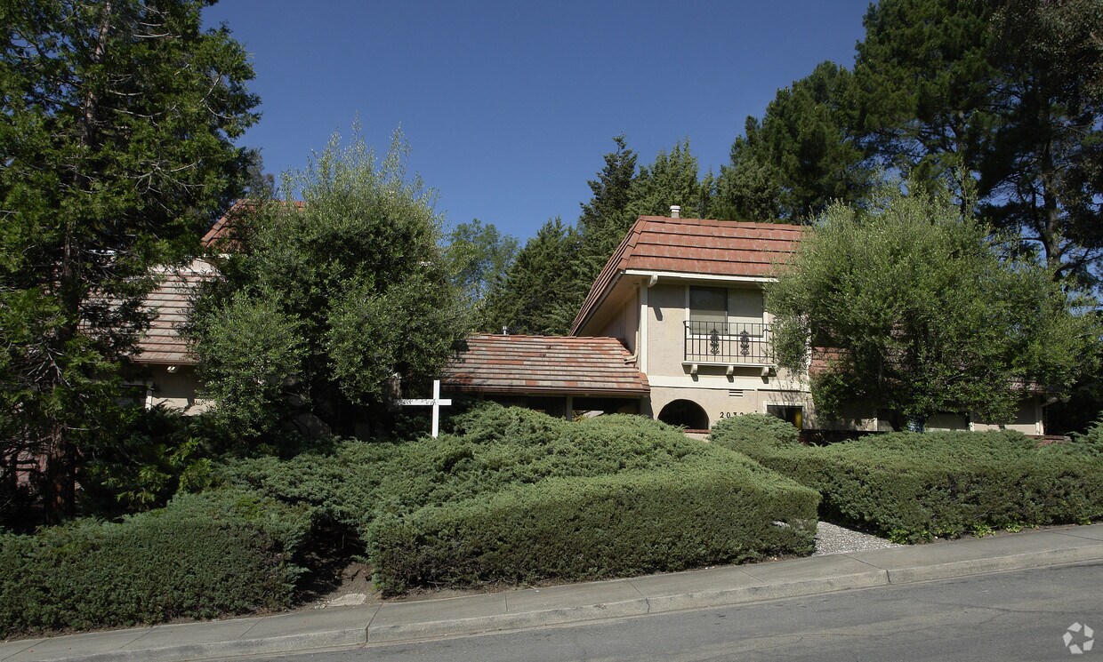 Primary Photo - 2032 Ascot Dr