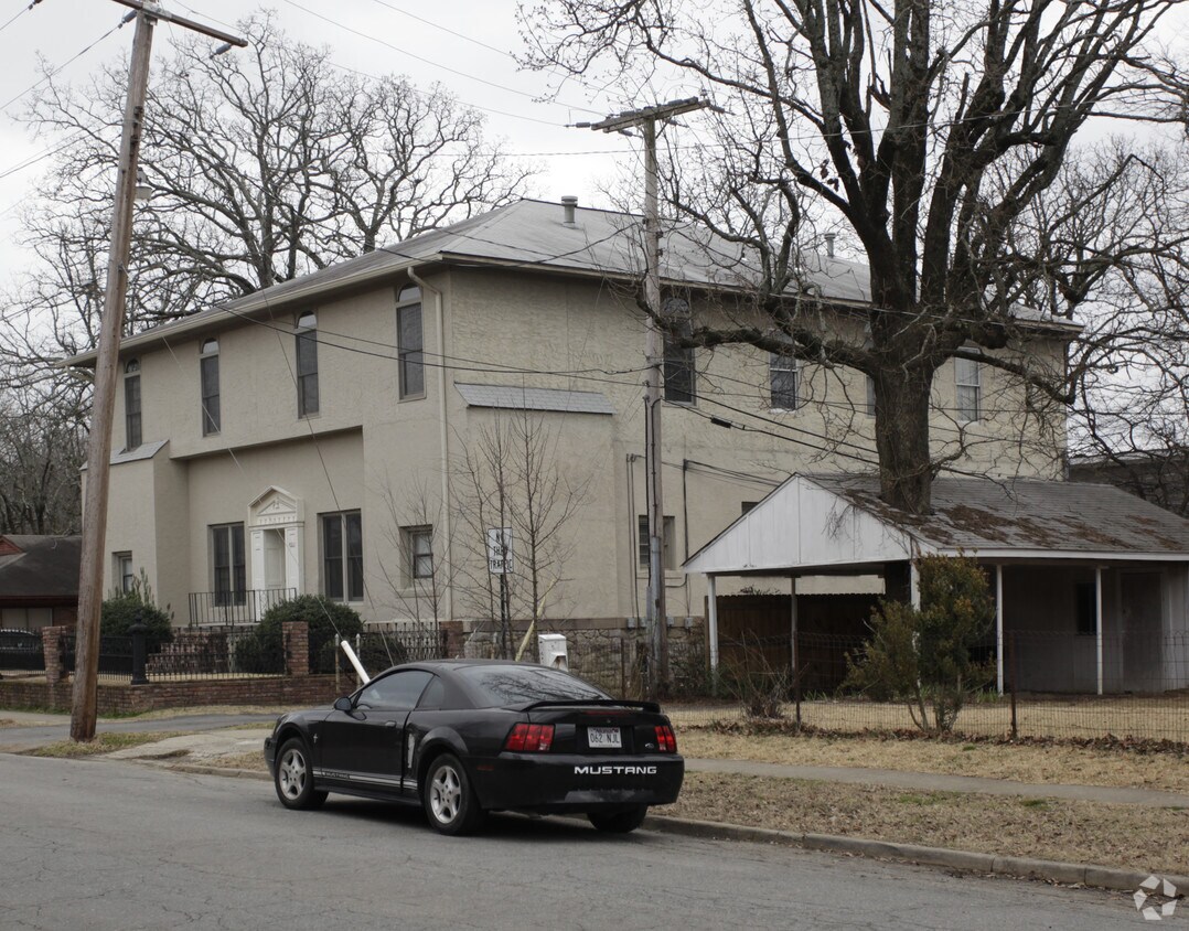 Foto del edificio - 4611 Woodlawn St