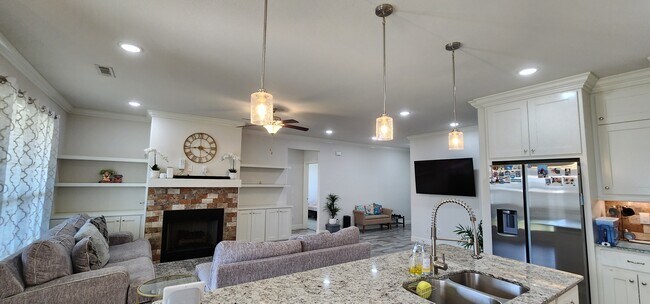 Building Photo - 1001 W Ashmore Landing Loop