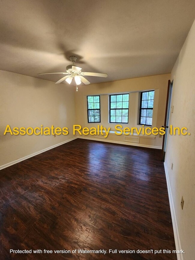 Building Photo - 3 Bedroom 2 Bath close to Sante fe College...