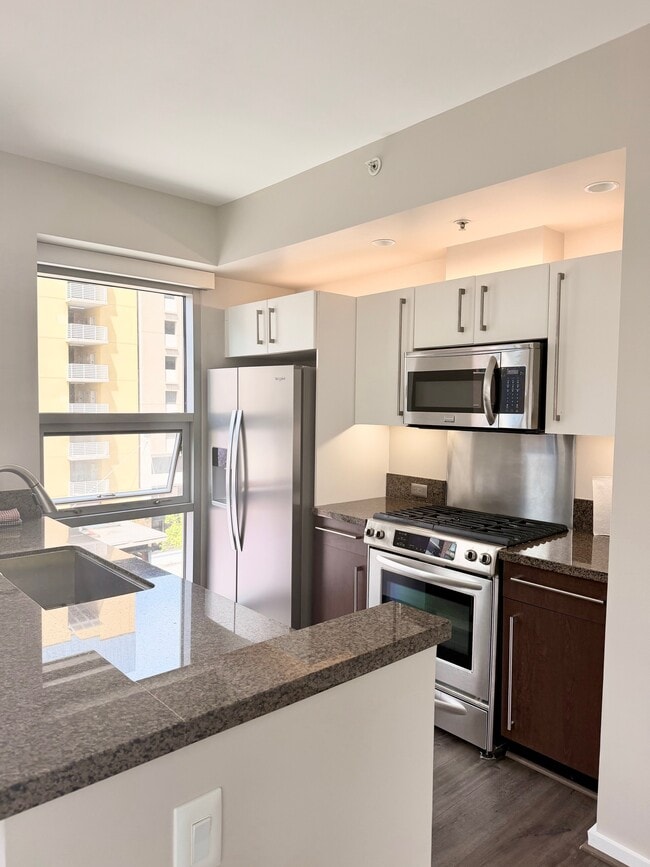 Kitchen - 321 10th Ave