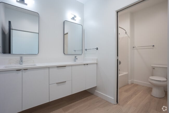 2BR, 1BA - 912 SF - Bathroom - THE 616