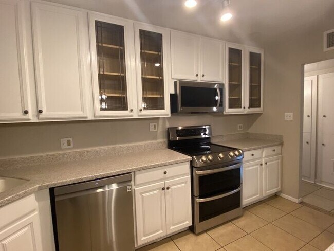 Foto del edificio - 5 Bedroom Home with HUGE Outdoor Storage!