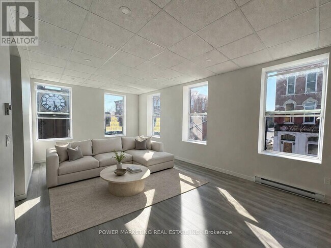 Photo du bâtiment - 199 King St W