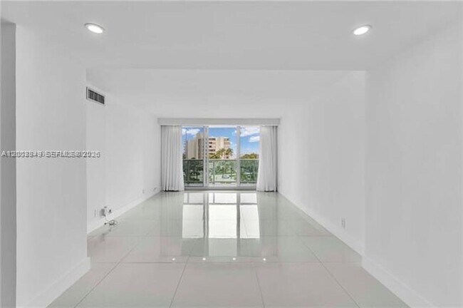 Building Photo - 100 Bayview Dr