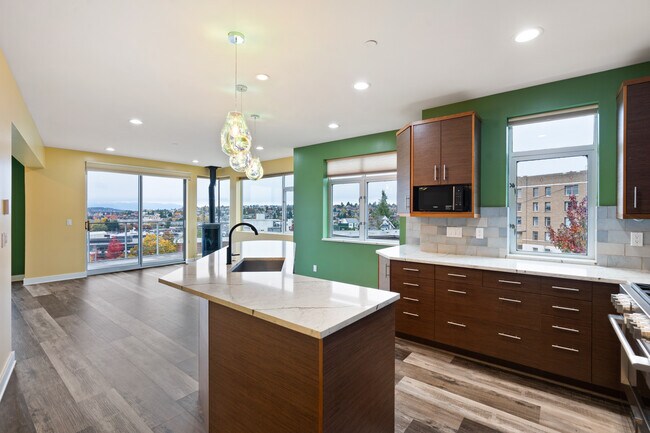 Cocina - 2731 Boylston Ave E