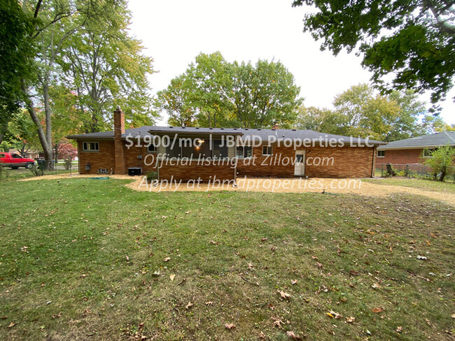 Building Photo - Totally remodeled Open Floor Plan Huge Bri...