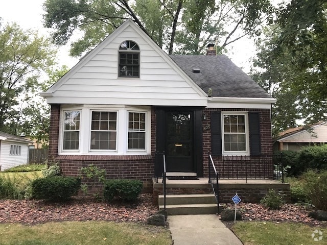 Building Photo - 1625 W Farnum Ave