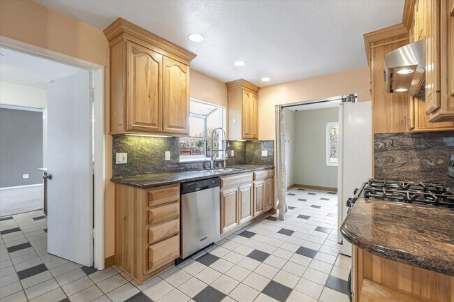 Building Photo - 18564 Paseo Tierra