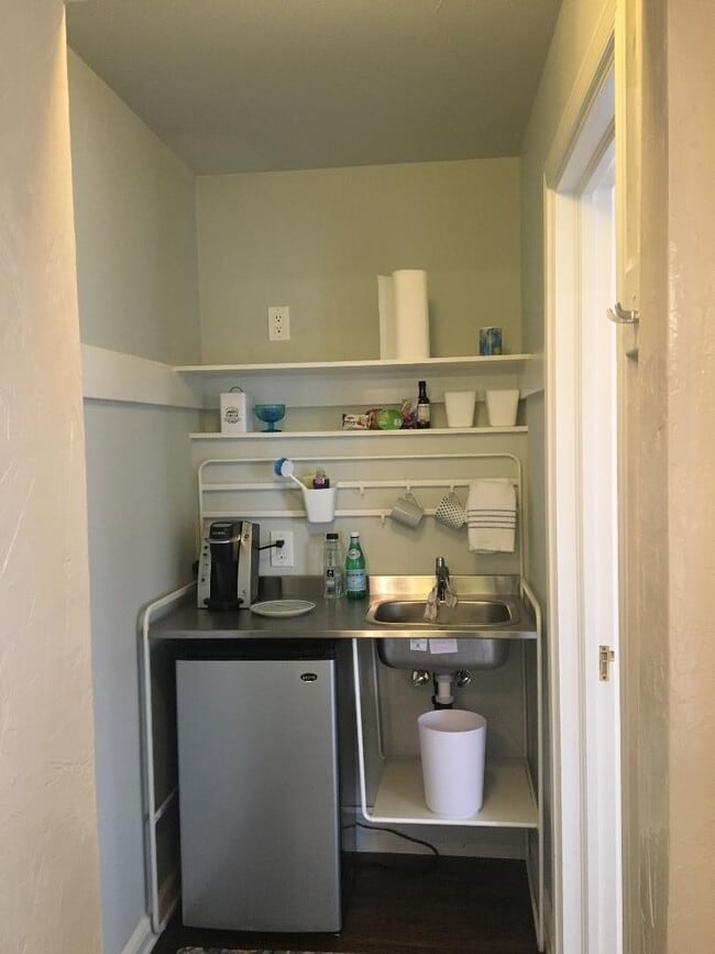 Building Photo - 599 California Avenue, Unit 3-Middle