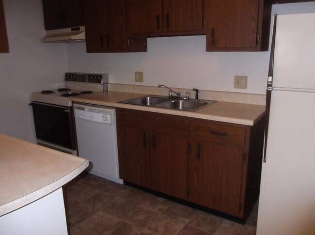Building Photo - 1613 Lyndhurst W Dr