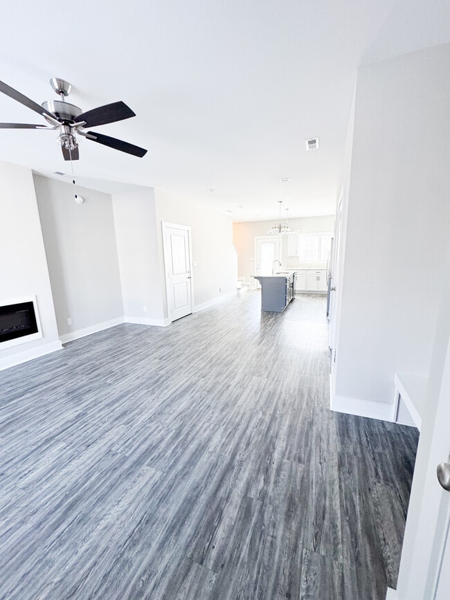 Building Photo - 19 Cuddington Ln