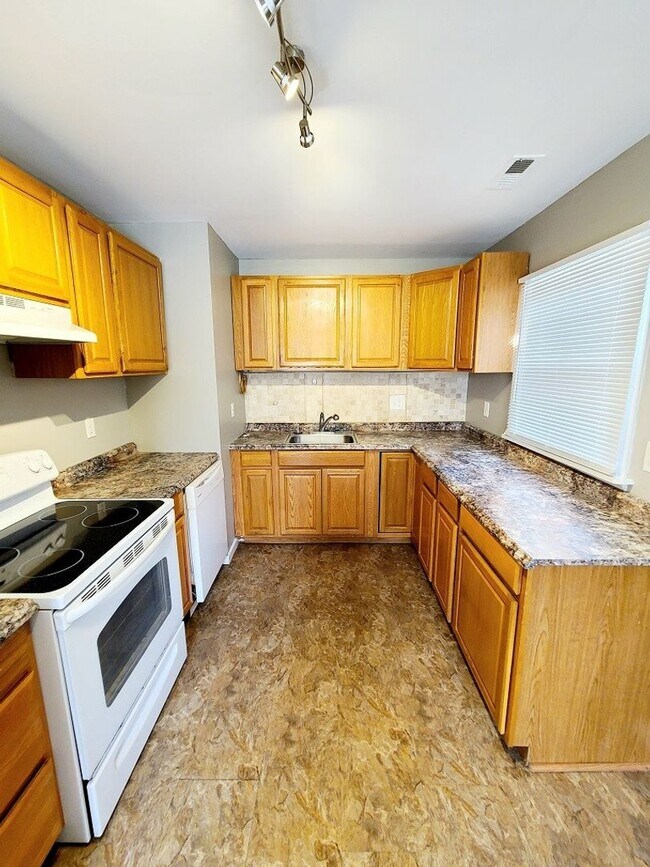Foto del edificio - 100 Pine Grove Ave