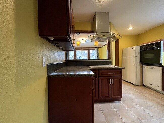 Foto del edificio - Classic Brick Portland Home on Stark Street with Dual Living Areas and Two Full Kitchens