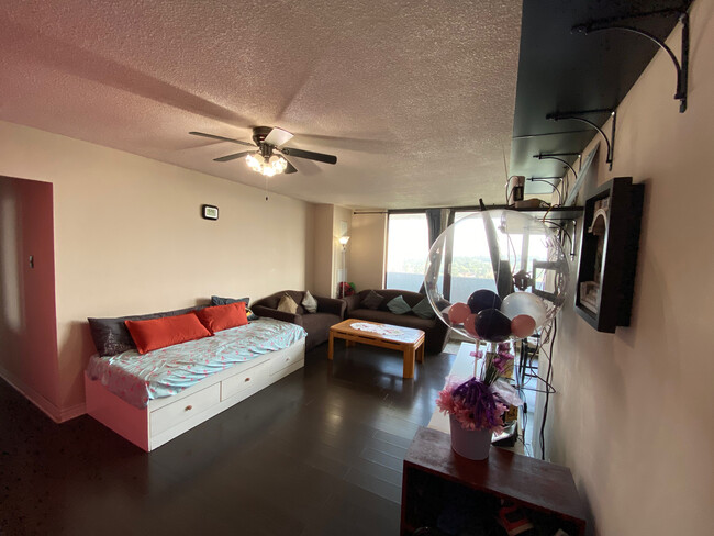 Living Room. - 301 Prudential Dr