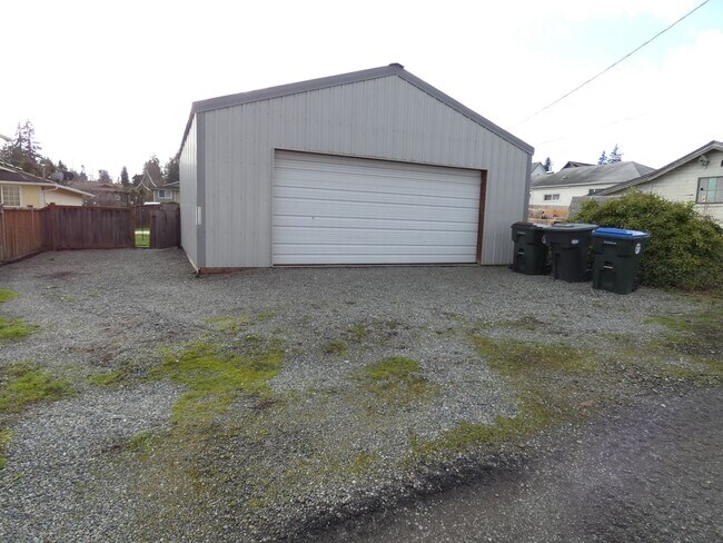 Building Photo - Spaciously Charming Large Garage!
