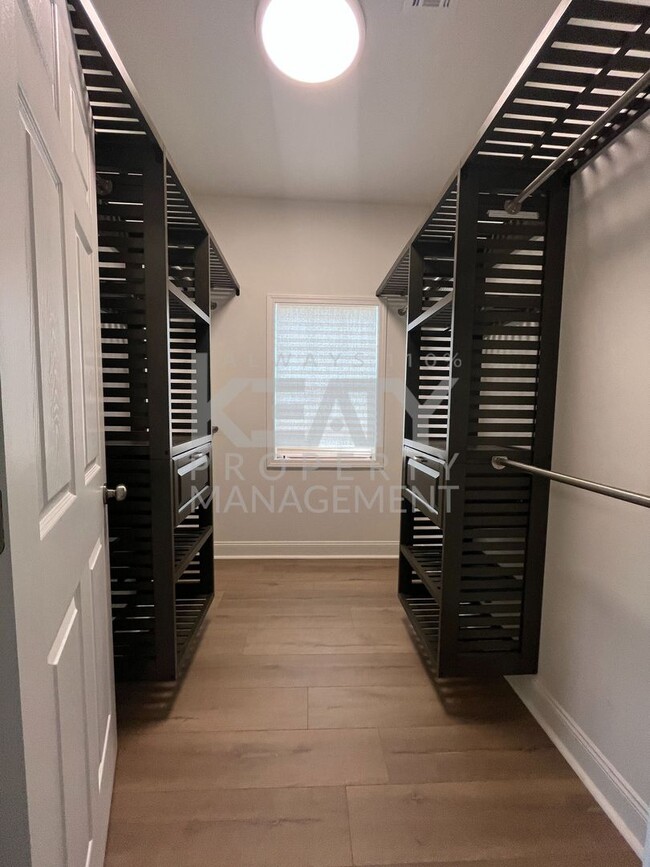 Foto del edificio - Four bedroom, Two Bathroom home NOW Availa...