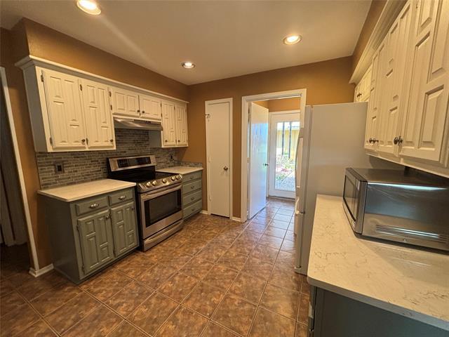 Building Photo - 3300 Wells Dr