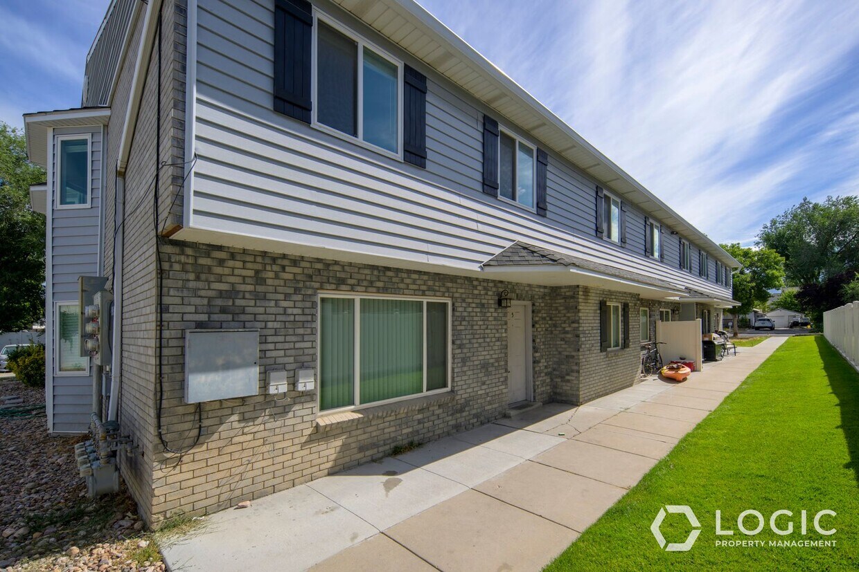 Foto principal - End Unit Townhome!