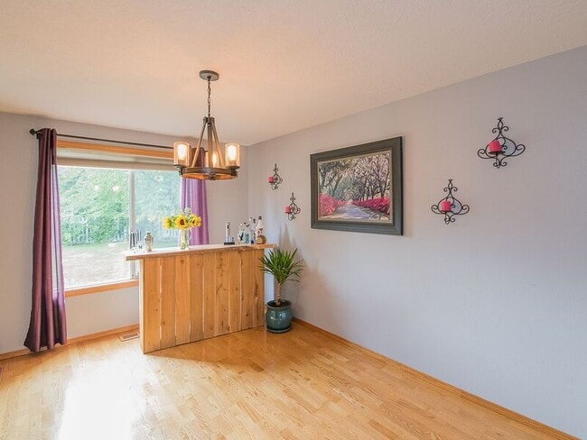 Building Photo - 1810 NE Estate Dr