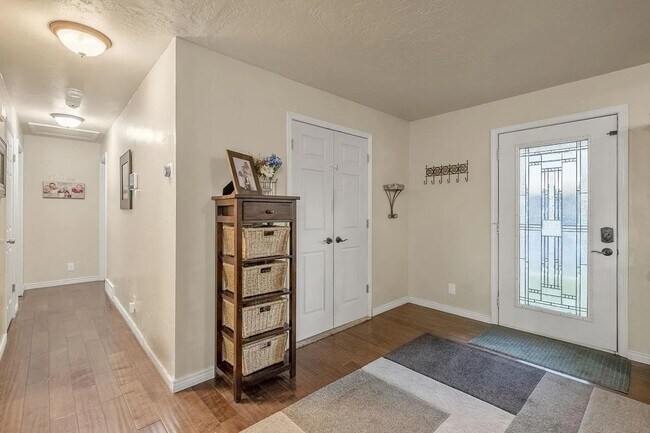 Building Photo - Beautiful 4 Bedroom Home in Sandy!