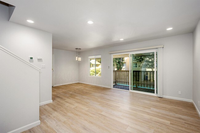 Building Photo - 2708 Oak Rd