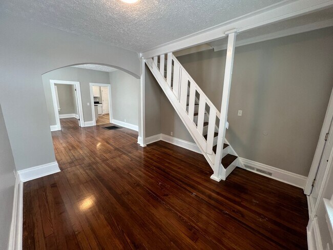 Building Photo - Updated 3BR+ in Midtown!