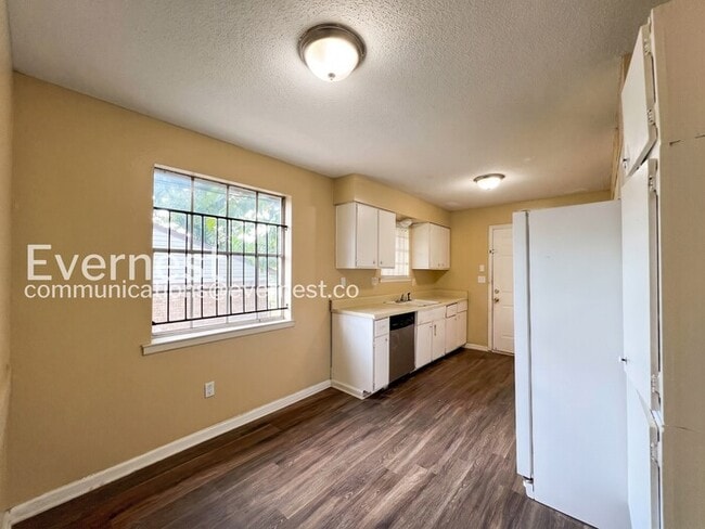 Foto del edificio - 3669 Hillbrook Rd