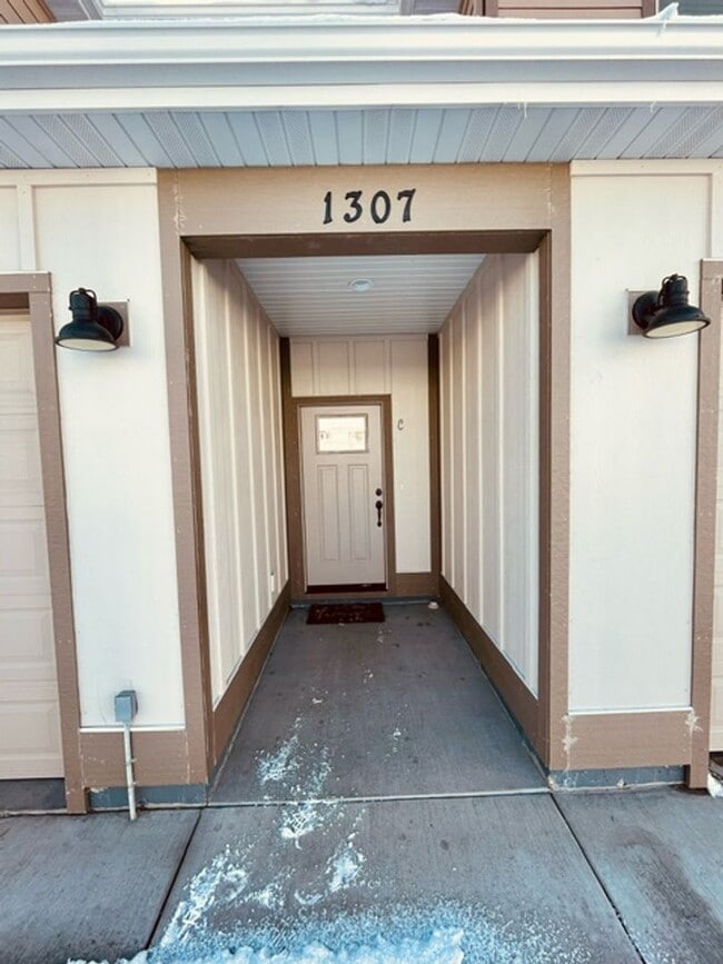 Building Photo - Townhouse - 3 Bedrooms 2 1/2 Bathrooms