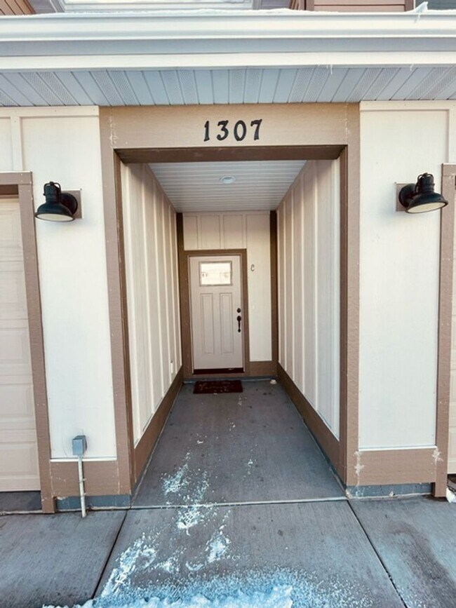 Building Photo - Townhouse - 3 Bedrooms 2 1/2 Bathrooms * P...