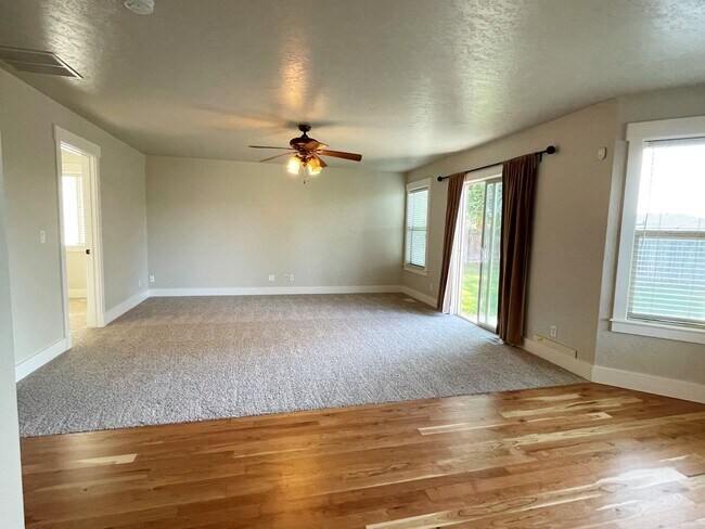 Building Photo - Beautiful and roomy 4bd 2.5ba home in Saddlebrook Subd. just off Star Rd.