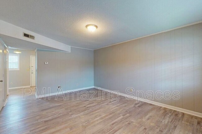 Foto del edificio - 201 Fieldcrest Pl