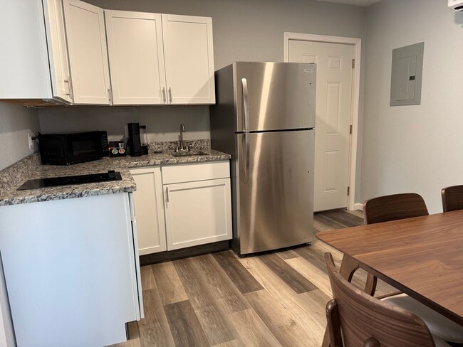 Building Photo - Newly renovated fully furnished 1 bedroom apartment on the Square