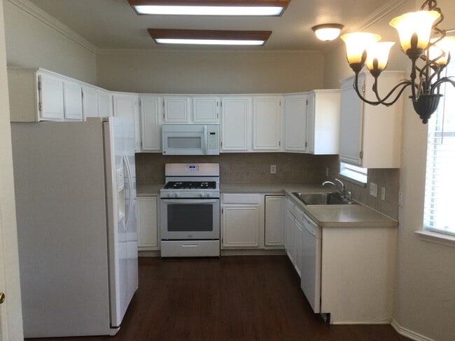 Building Photo - 2208 Ridgewood Dr