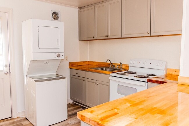 Building Photo - 2 Bed 1 Bath Near Regency Mall