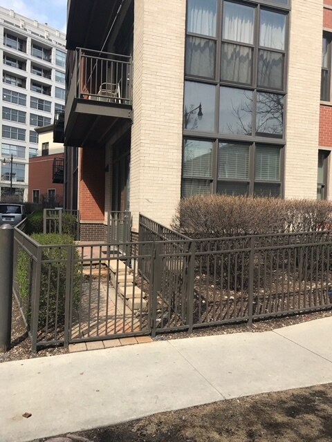Sidewalk - 906 N Larrabee St