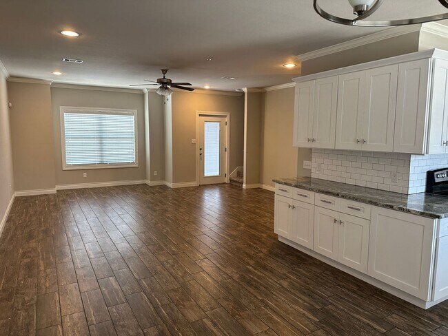 Building Photo - Northgate Area - 4 bedroom / 3 bath / 3 st...