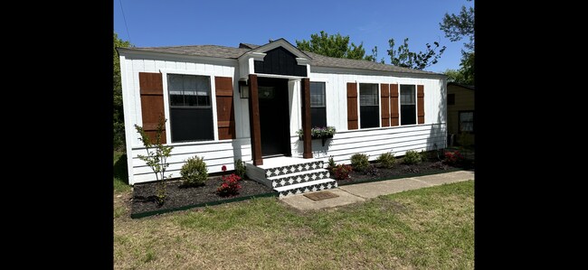 Foto del edificio - Beautiful River Oaks home 3 bed 1 bath Cov...