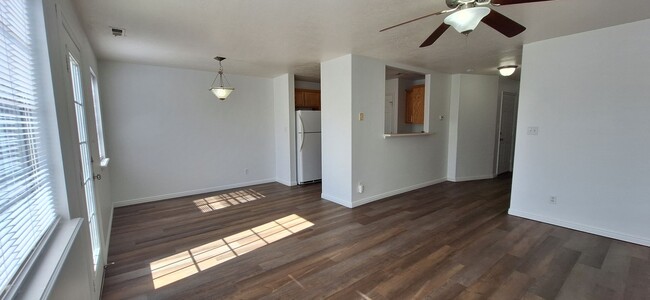 Building Photo - Beautifully Updated 3-bed, 2.5-bath Townho...