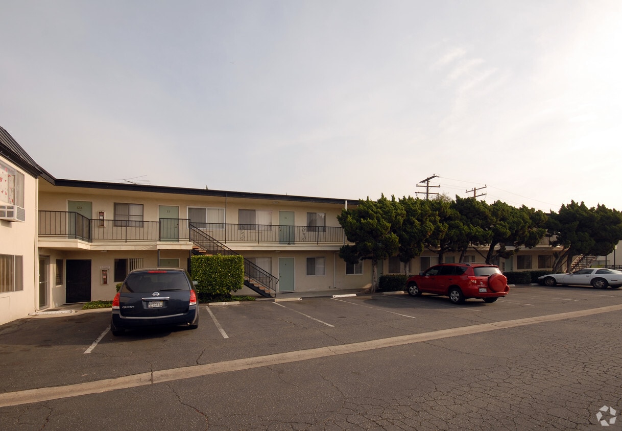 Building Photo - 11932 Paramount Blvd